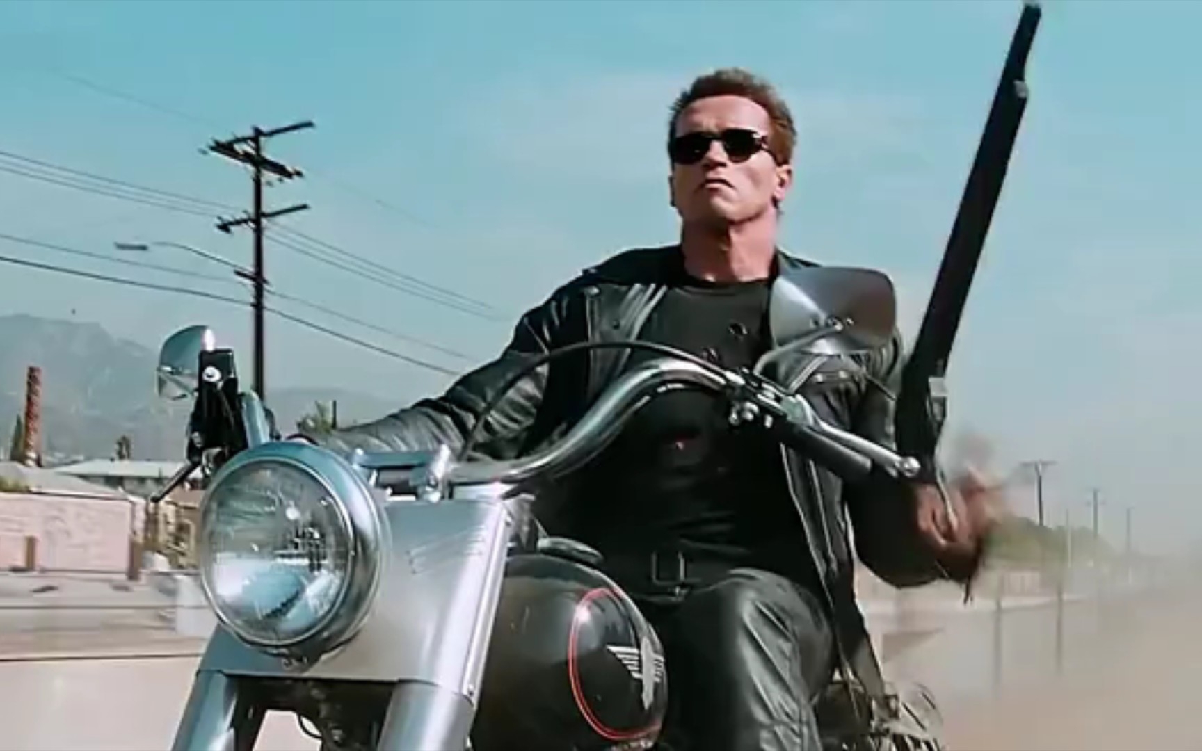 当他戴上墨镜的那一刻,就是终结者回来