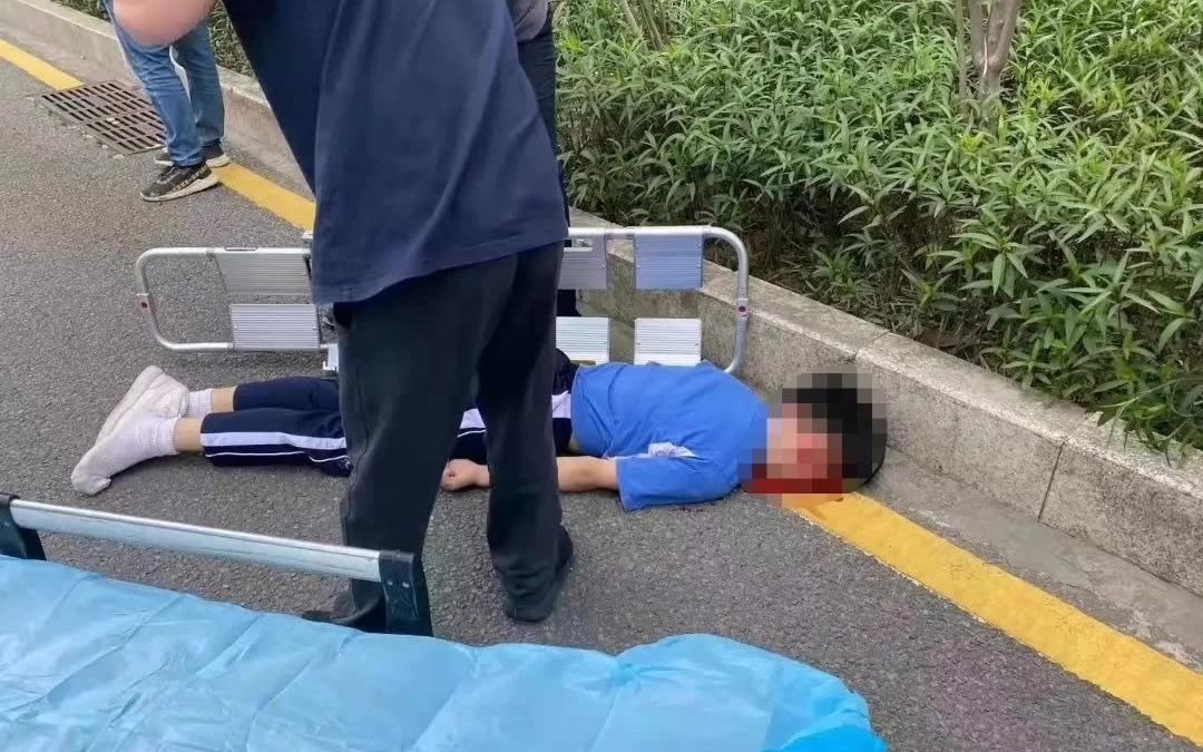 俩学生骑乘电动车过马路被撞 学生飞出十余米。路人表示，车辆行驶至斑马线时，并没有减速礼让。