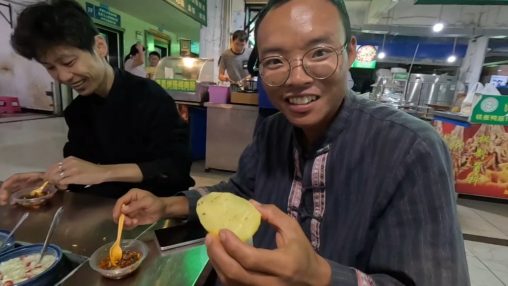 钓友带我吃当地特色美食-老黄游钓中国-老黄游钓中国-哔哩哔哩视频