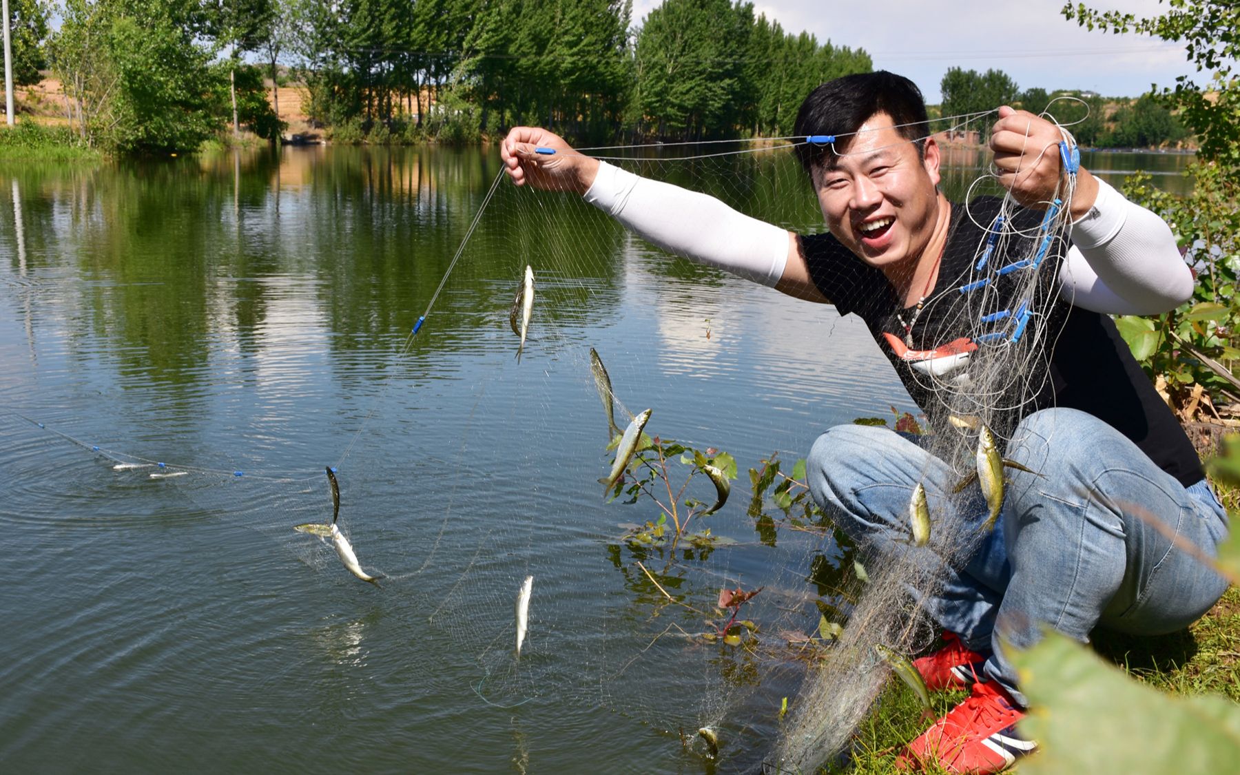 小伙在水库下了45米长1米7高的渔网,运气爆棚挂到鱼群,满网都是_哔哩