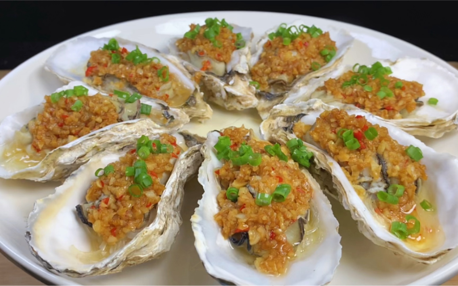 饭店的蒜蓉粉丝蒸生蚝为啥好吃?熬蒜蓉酱有技巧,鲜嫩多汁蒜味足-奕冰_