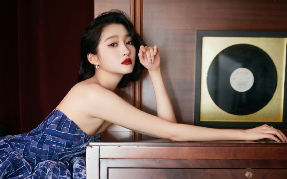 【关晓彤】复古优雅 步入电影世界