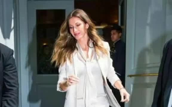 身高180公分的巴西超模吉赛尔邦辰Gisele B㼮dchen,没有传统时尚圈所崇尚的杏圆大眼与白皙皮肤,今哔哩哔哩bilibili