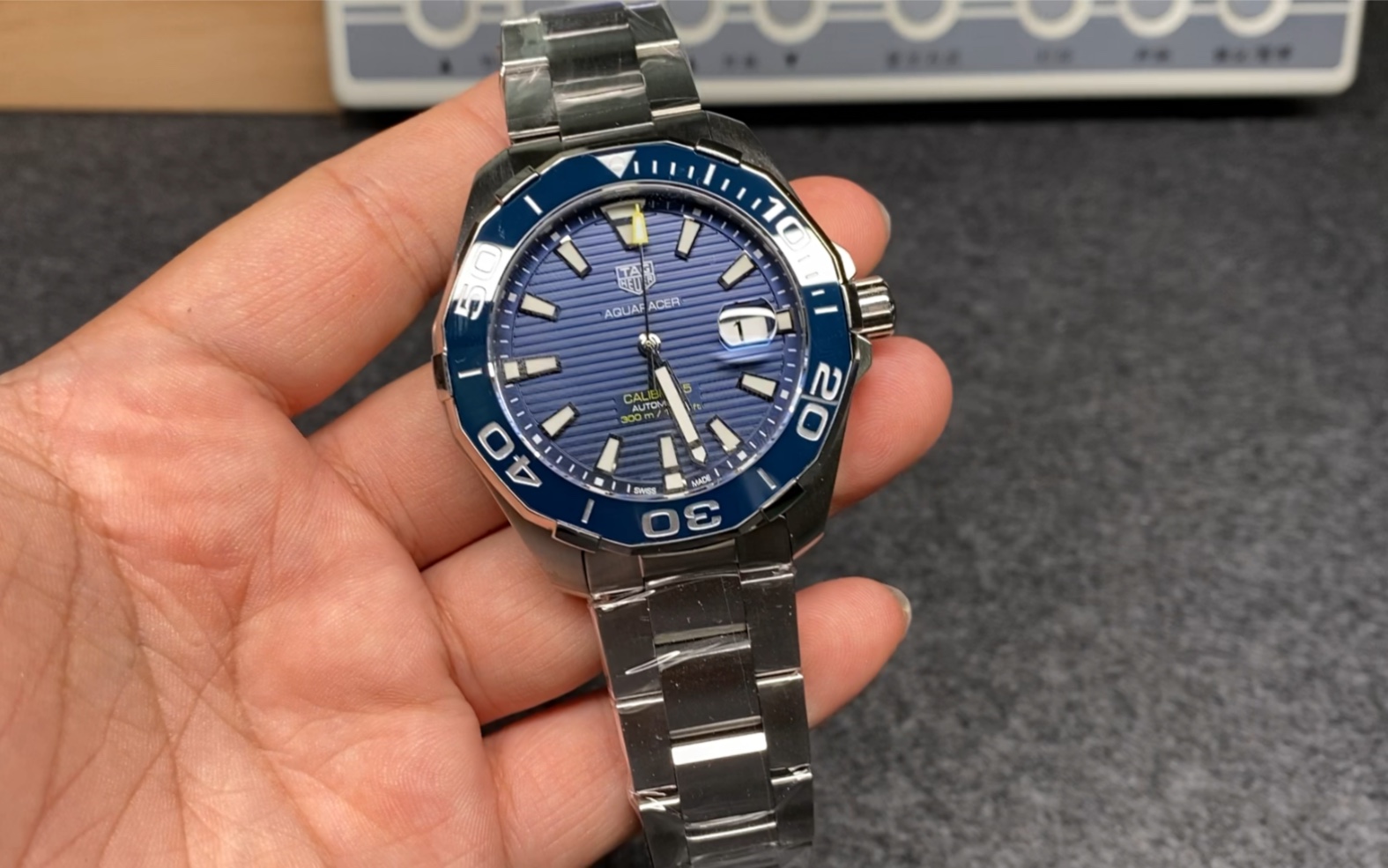 【熊猫说表】小众品牌 泰格豪雅竟潜搭载原装瑞士sw200机芯_哔哩哔哩