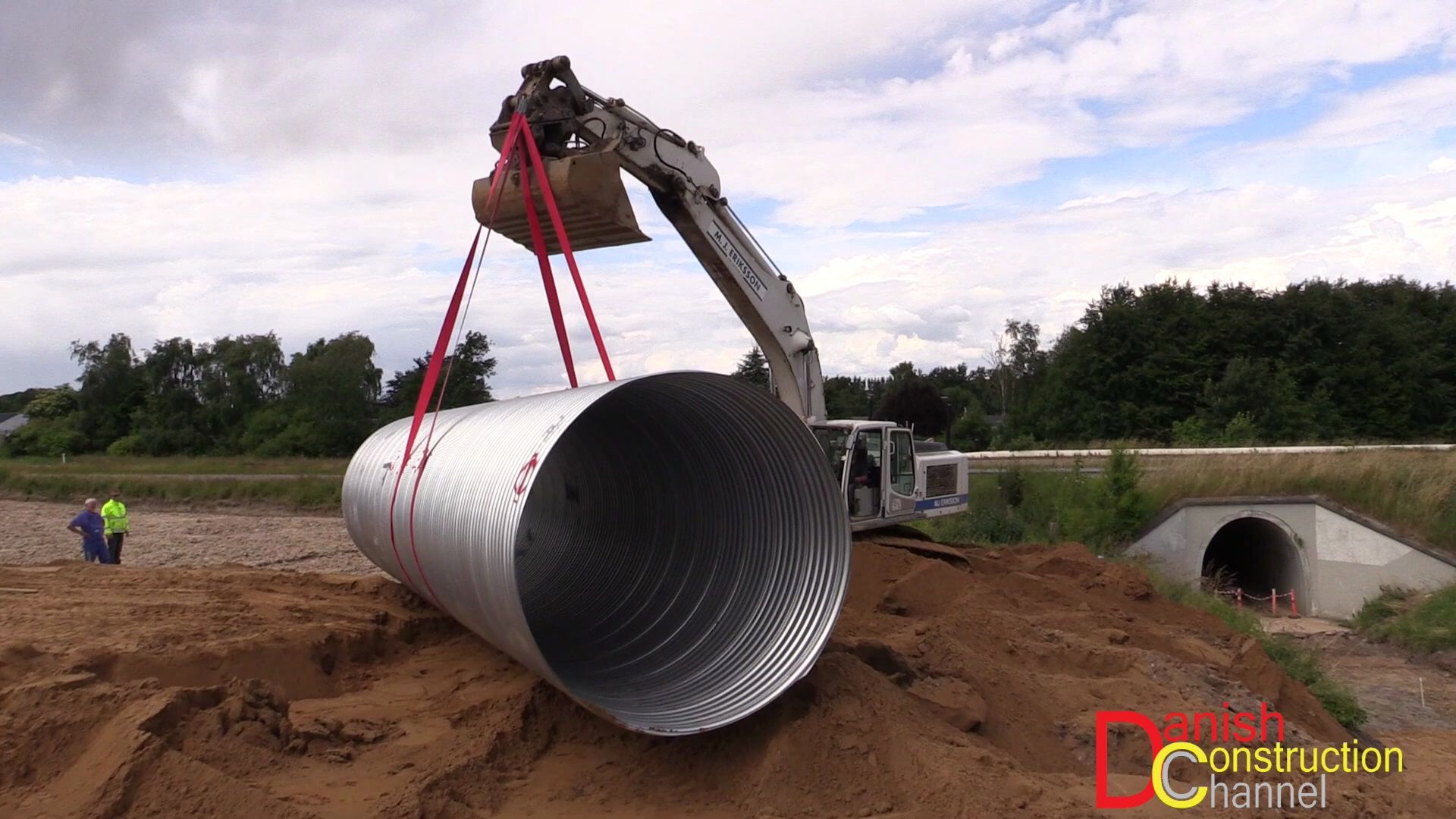 利勃海尔 r944c 挖掘机 安装大型钢管