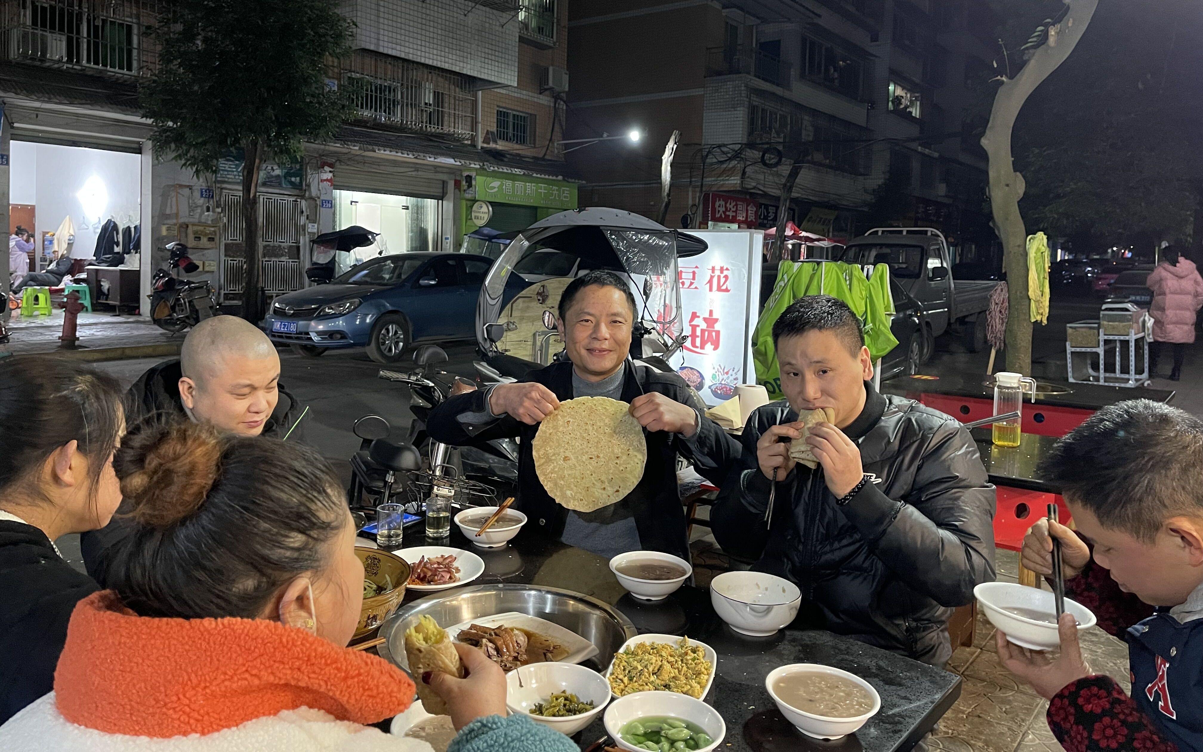 张四娃腊八节煮腊八粥,吃腊八蒜,传统节日氛围浓厚哔哩哔哩bilibili