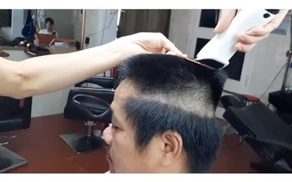 邋遢大叔理头换个发型也能变帅哥