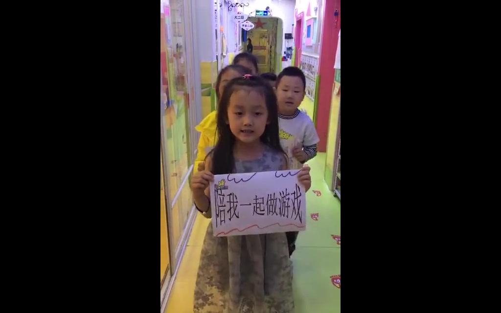 [图]小孩舞蹈呼吁爸爸妈妈放下手机