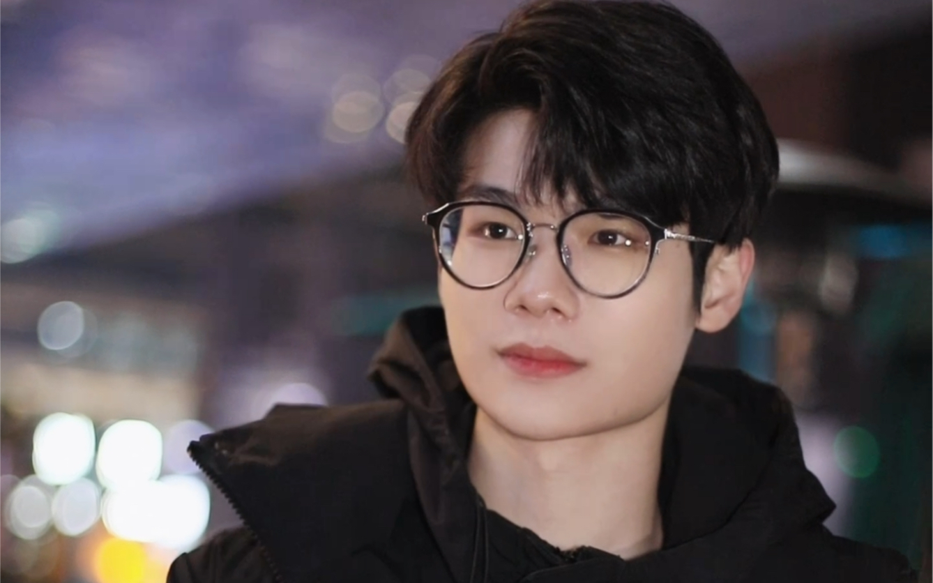 33svan边说着猴子也要下班了边半蹲着和粉丝合影