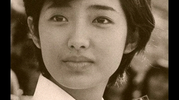 山口百惠黑白老照片