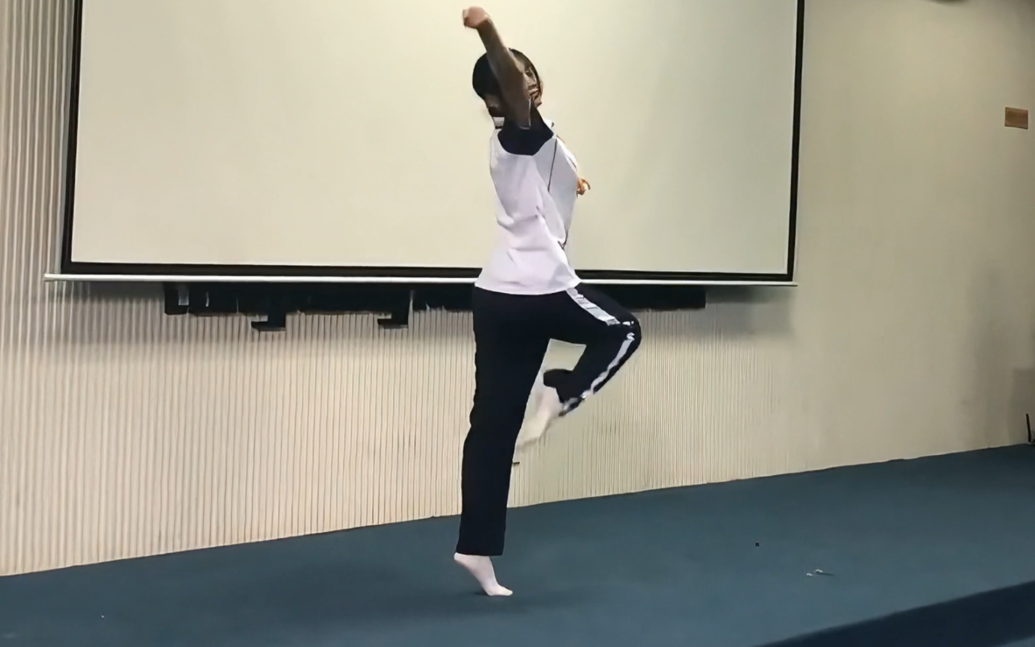 校服女生 白袜舞蹈