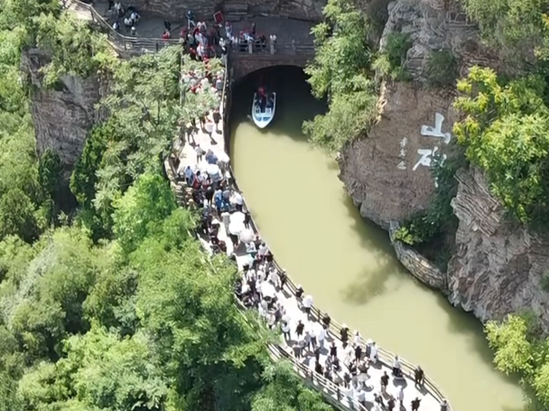 红旗渠的修建是十万人的十年,林县人民硬生生在太行绝壁上“抠”出一条千里长渠!哔哩哔哩bilibili