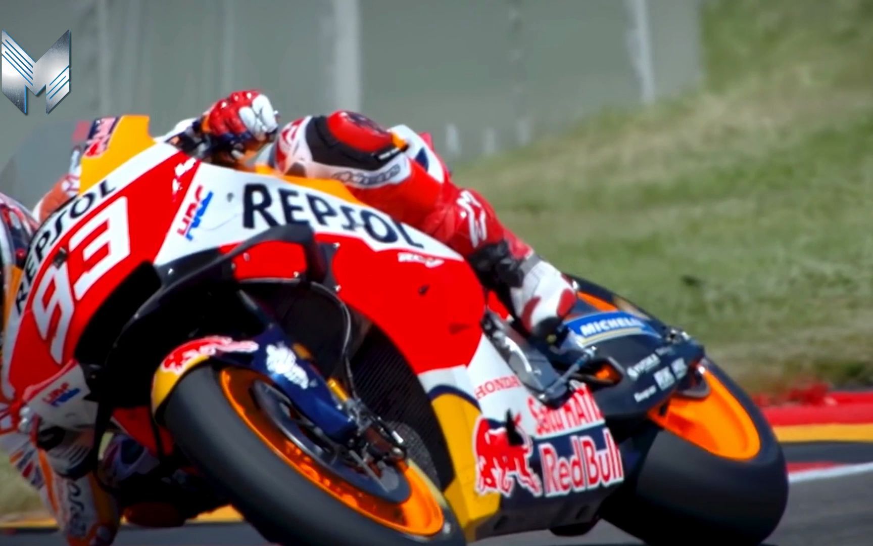 摩托车大赛太精彩!选手极限压弯尽显技术与胆量,真速度与激情