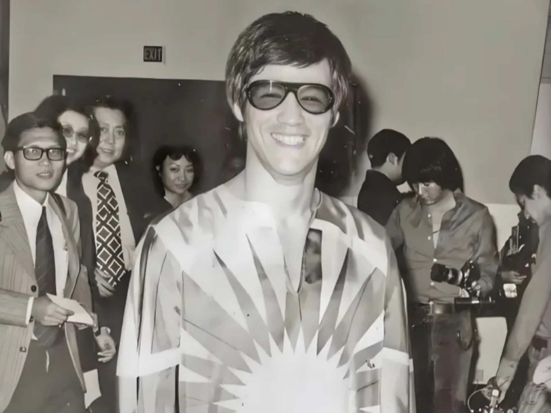 李小龙在日本宣传电影,身穿日本传统服装,发自内心的笑