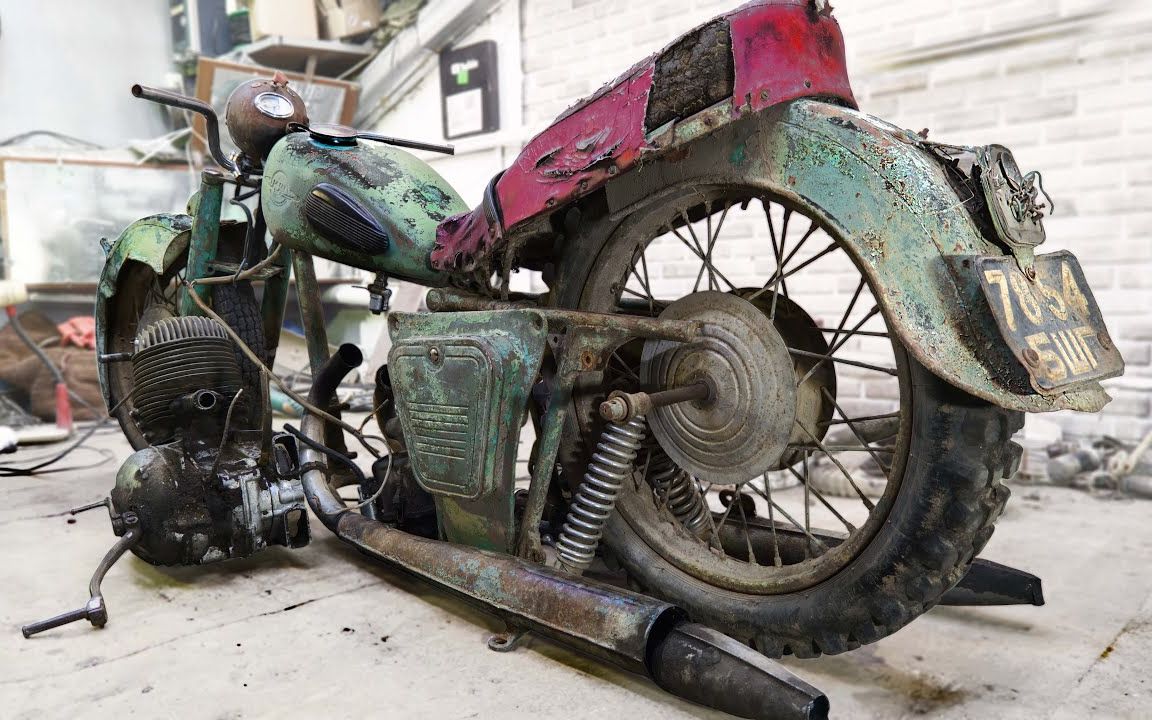 树林里发现辆报废古董老摩托,赶紧用车弄回家,结果拆修出来太帅了