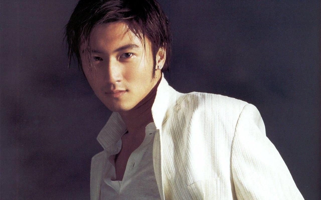 15岁的谢霆锋首次登台唱beyond经典,虽青涩但已初具天王气质!