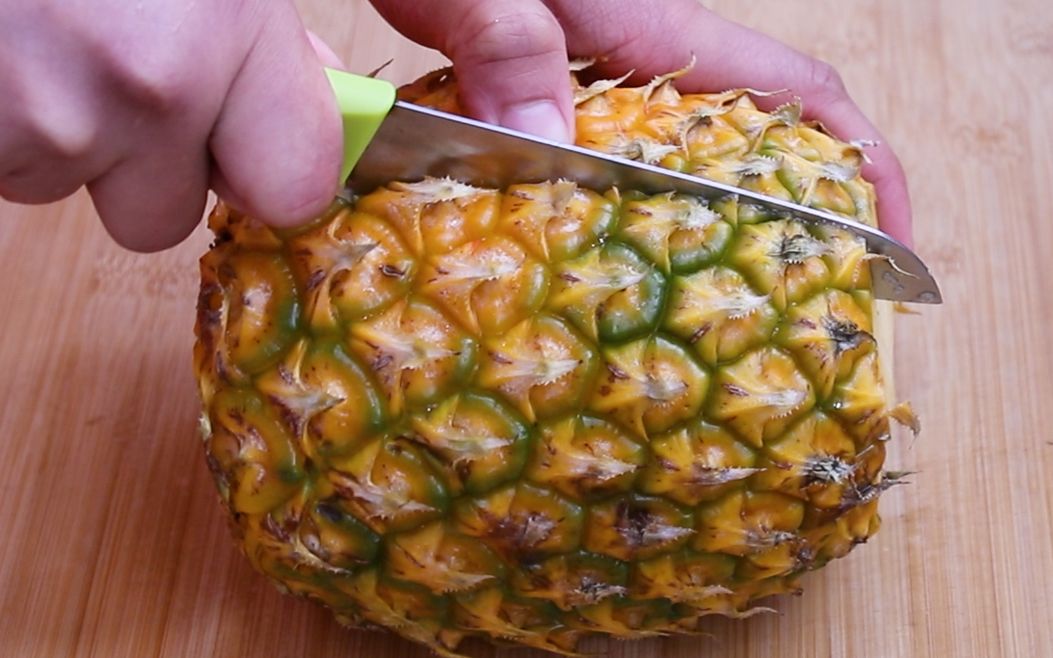 吃菠萝就服这2种切法,不挖眼不削皮,省时省力不浪费