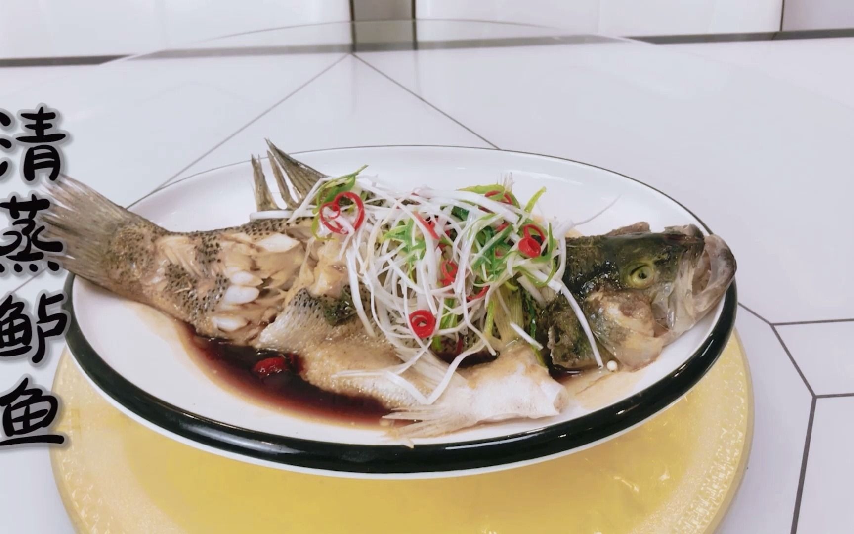 清蒸鲈鱼是荤菜中相对比较清淡的,不会让人感觉太过油腻,喜欢的朋友