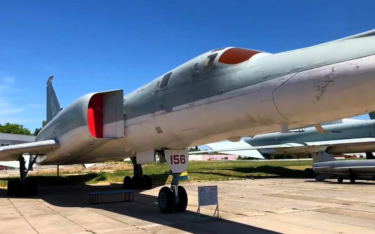 【乌克兰国家航空博物馆】图-22m0"逆火"可变后掠翼超音速战略轰炸机