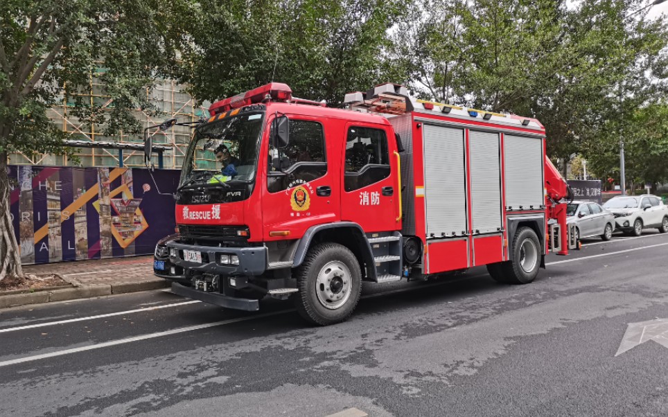 柳州市消防支队特勤一队五十铃底盘抢险车闪灯返回并倒车入库