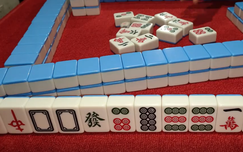 麻将最后一张九饼被对家摸走,小伙碰碰胡没能胡成,太悲哀