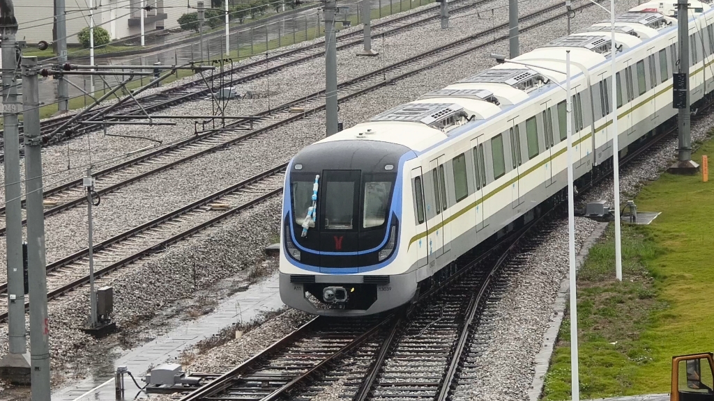 13号线新车 1!3940无火进库