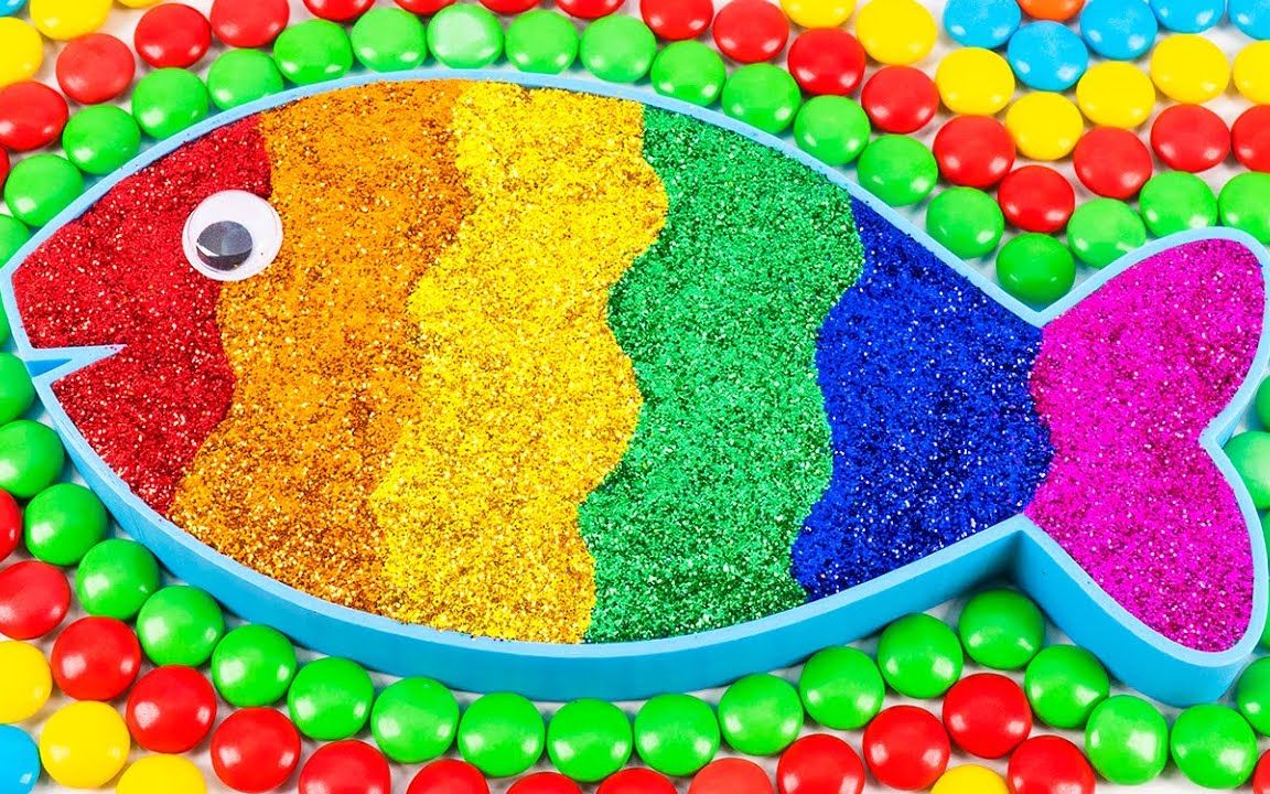 神奇!7种颜色的史莱姆放入模具变出彩虹鱼!