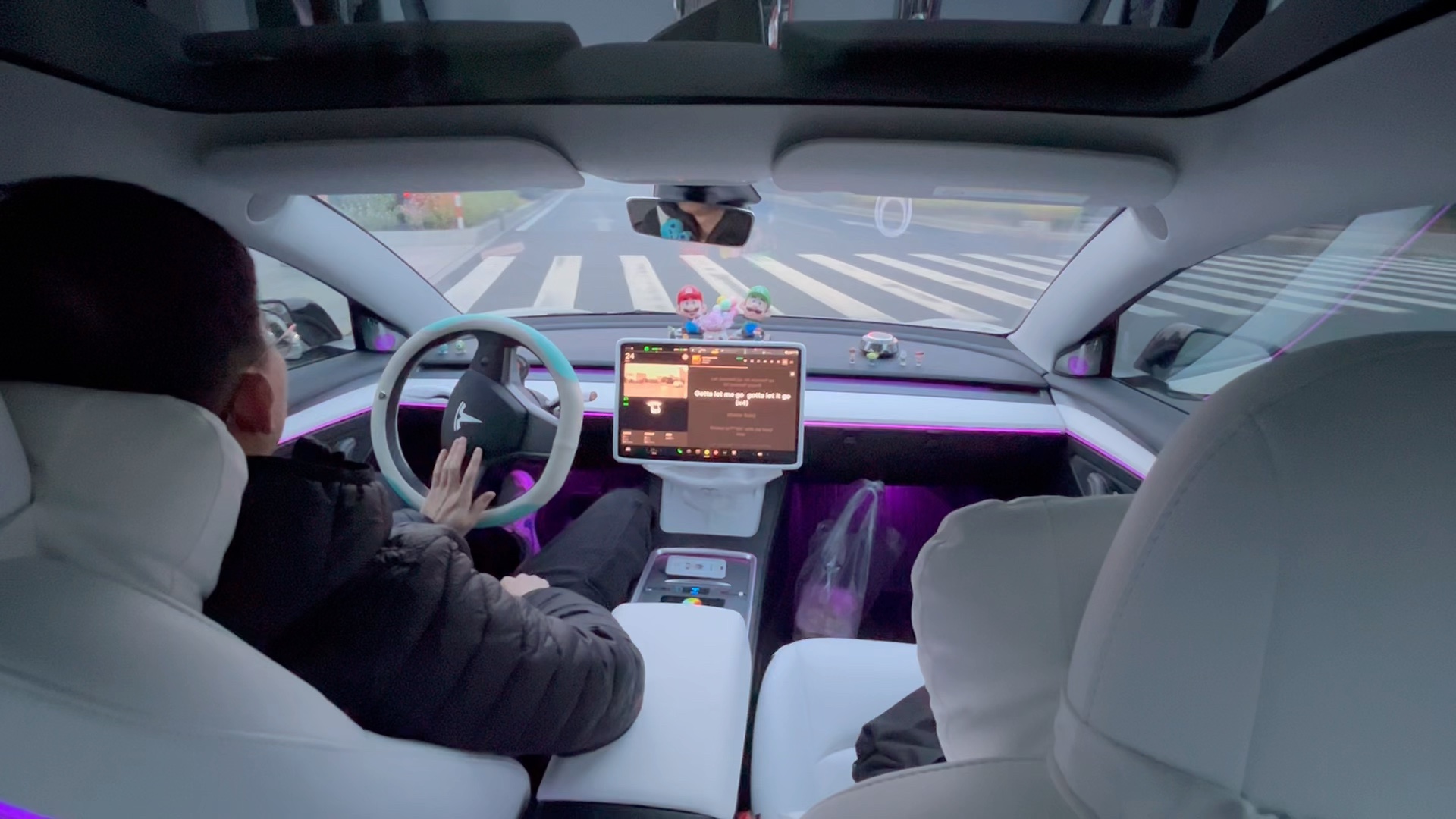 model3车后排视角,还是在下班的路上