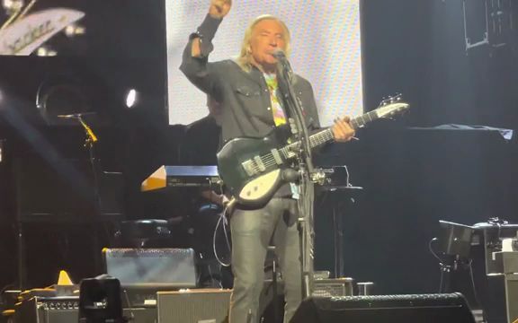 [图]【Eagles】Joe Walsh Rocky Mountain Way Wells Fargo Center 32822