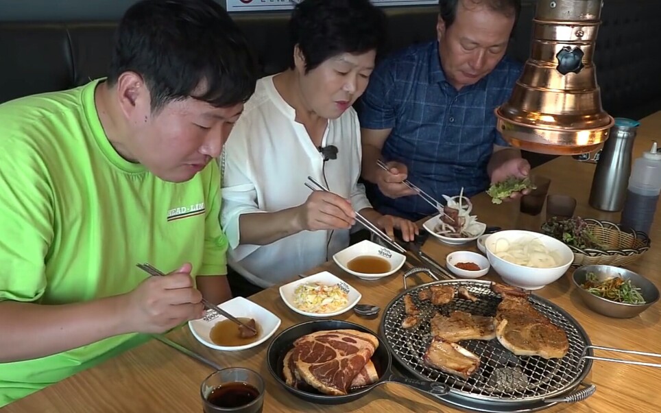 韩国吃播咀嚼音中字兴森一家今天到外面去吃排骨