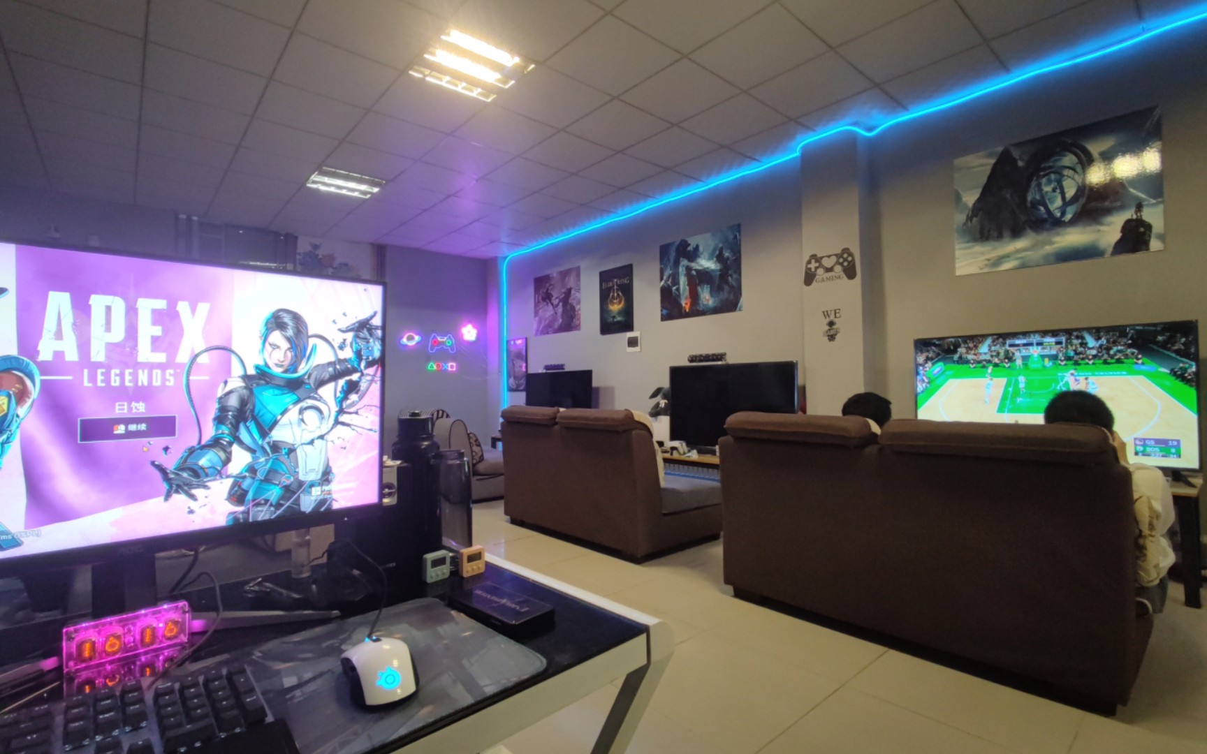 这电玩店还得看周末呀