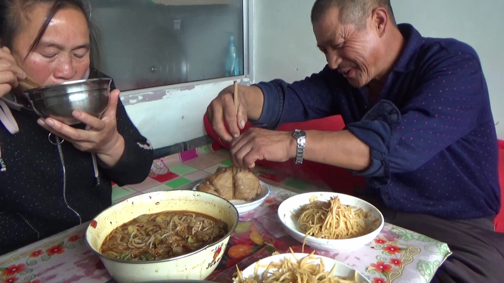 午饭麻辣米粉白菜?农民大黑说啥了,媳妇怒怼,直呼爱好吃土豆丝