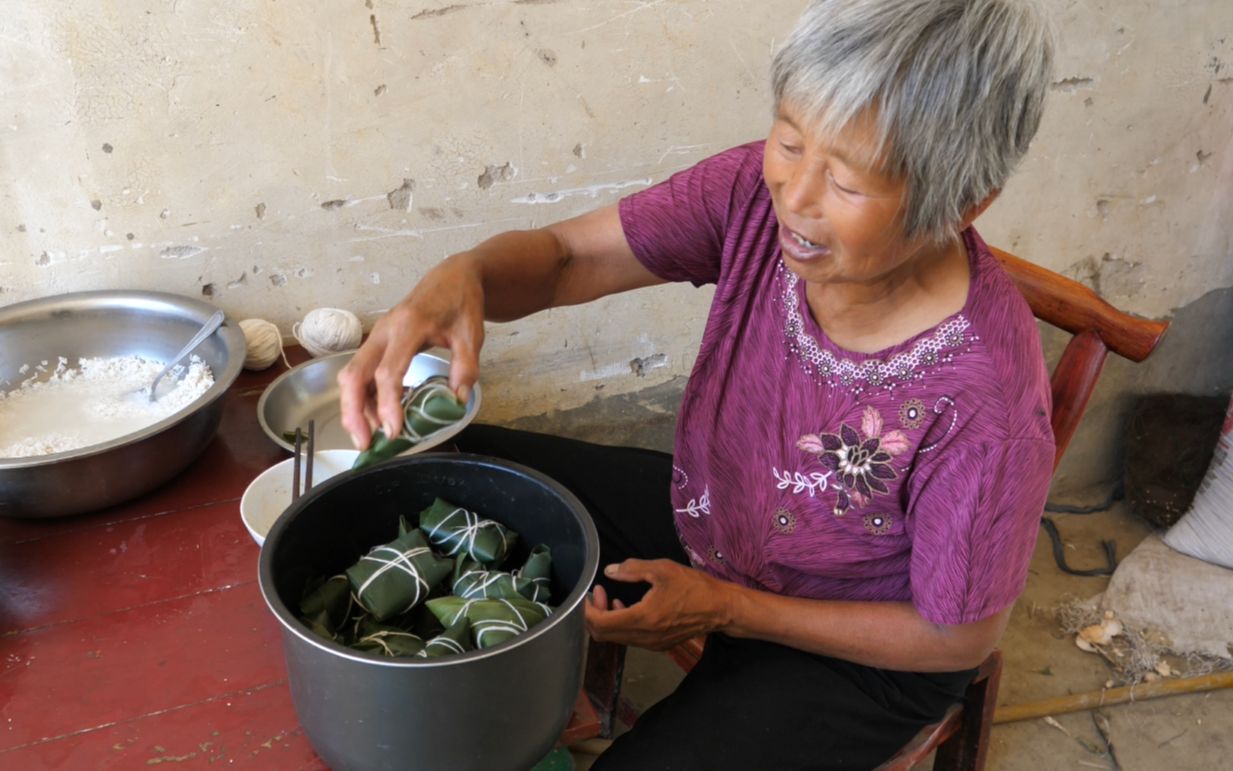 农村奶奶包粽子馅是金黄色,儿子这比喻太霸气,孙女一句话全家笑了