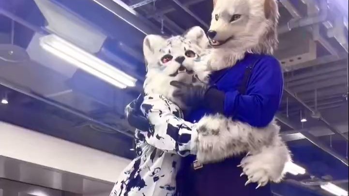 抱着狼兽人小姐姐乱舔玩游戏发情的雪豹兽人宠物