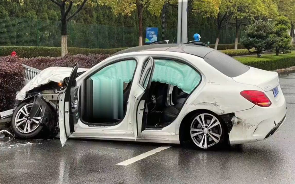 第521期奔驰车过弯失败车子都撞报废了