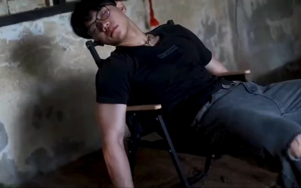 帅哥被迷晕虐腹