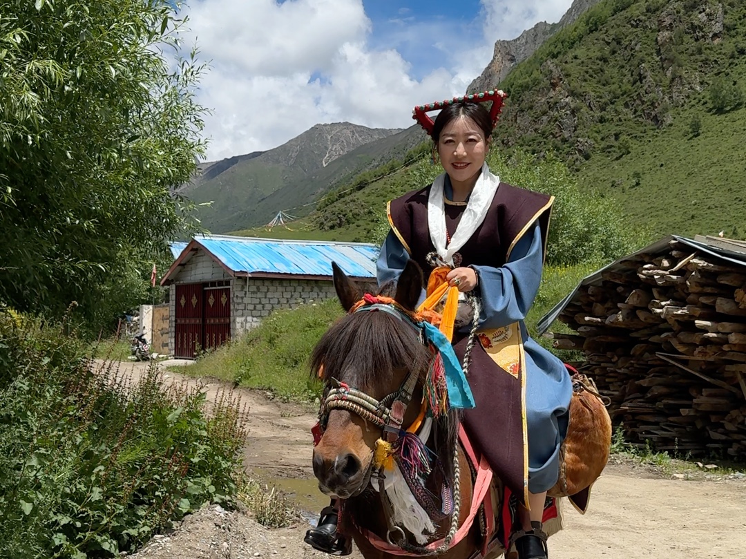 康巴卫视美女主持人翁切拉姆