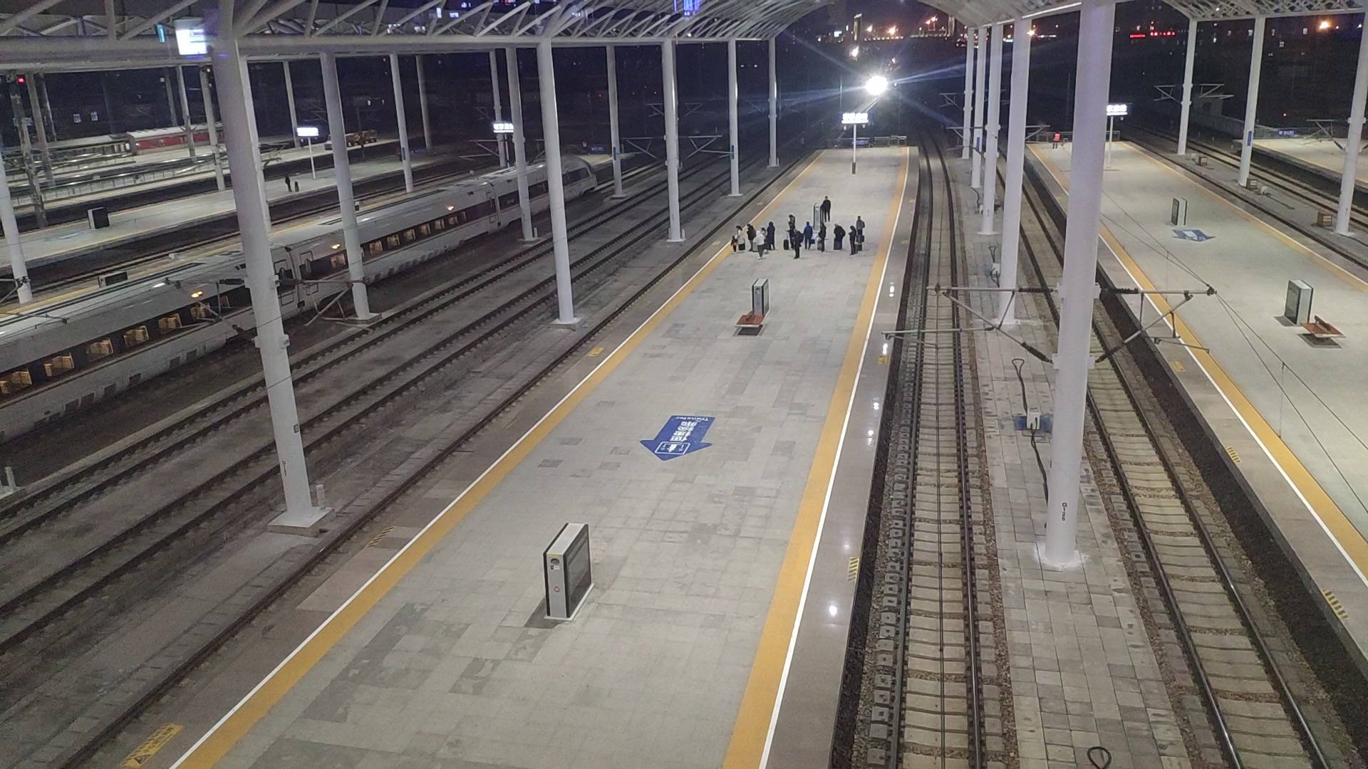 双层纵列式动卧!由crh2e 2463担当的d939次列车进石家庄站