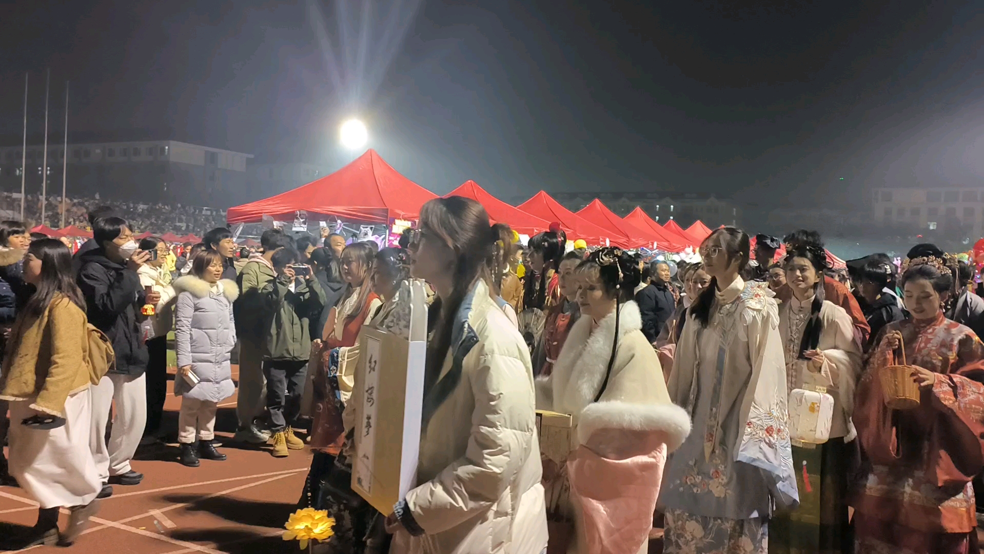 跨年夜,武汉华农,游行的队伍,真的好热闹啊