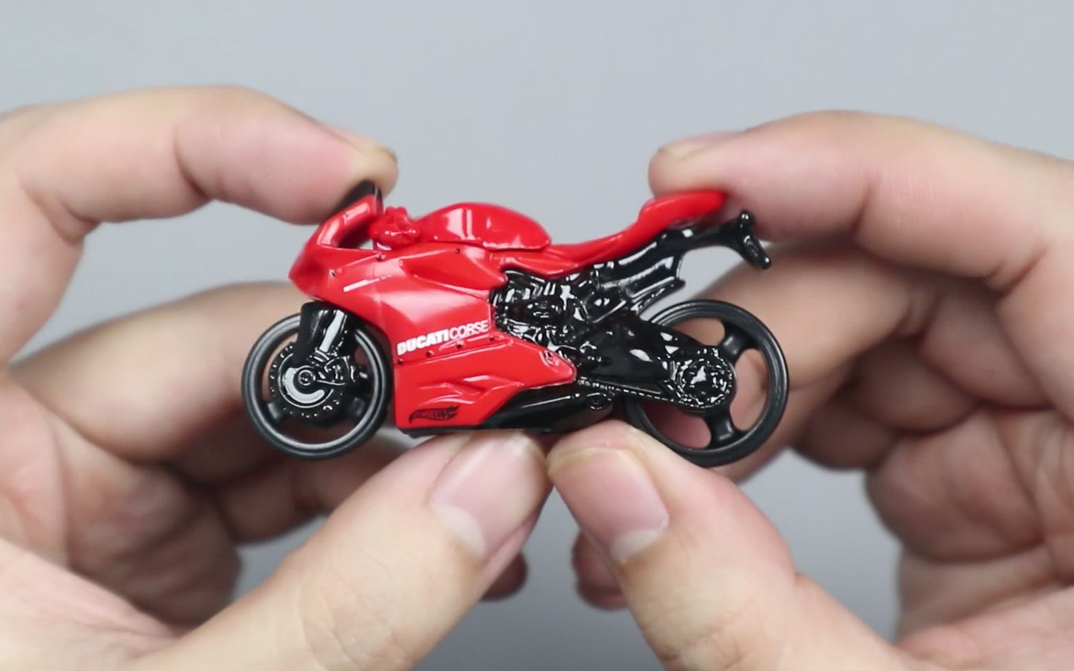 试玩风火轮杜卡迪摩托车,小比例的摩托车也可以很精致