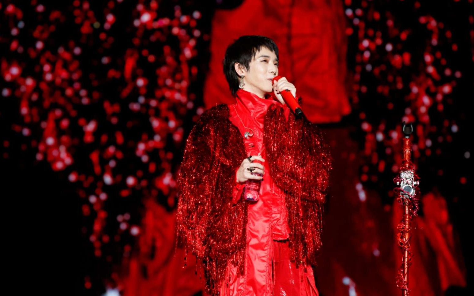 忧伤的巨人 大合唱《烟火里的尘埃》 合唱要钱的"异类"