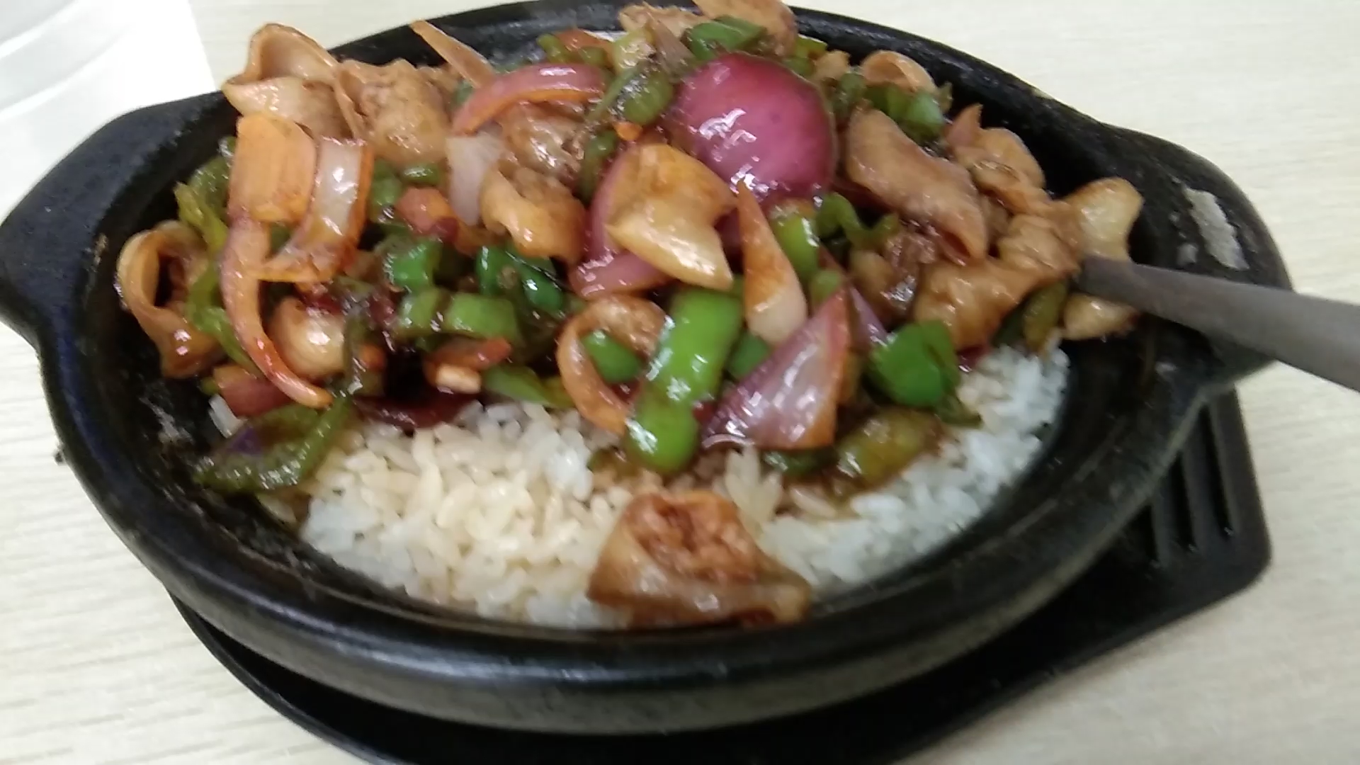 红烧肥肠煲仔饭