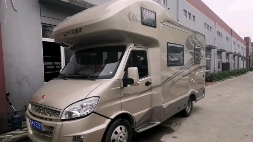 最新拿下16年上牌,精品车况,中天依维柯c型大额头房车