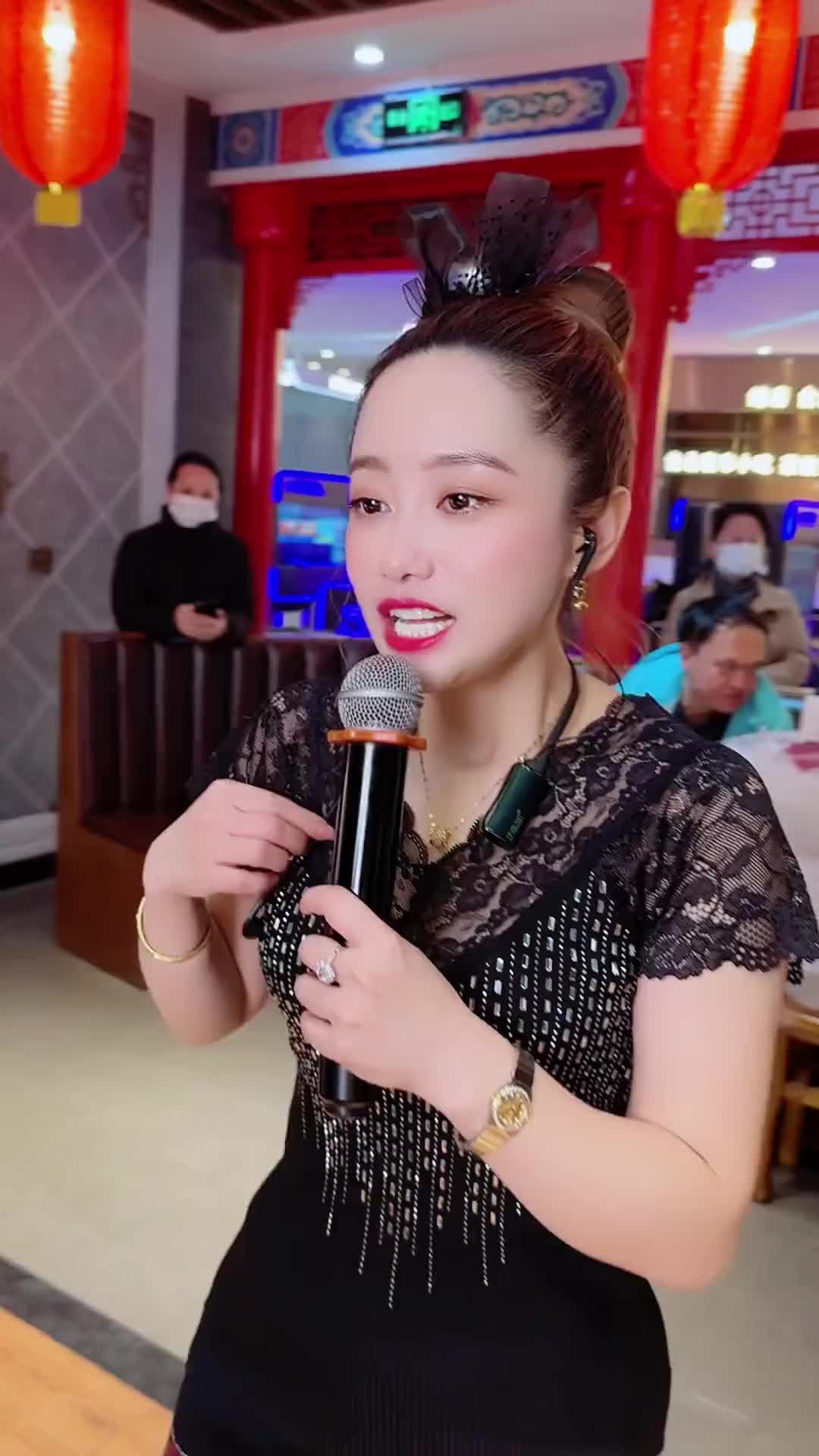 大晨辰鞍山大晨辰真人真唱招牌笑容户外唱歌