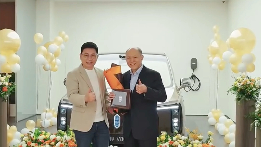 「转载」余承东向霍英东集团总裁交付尊界V800