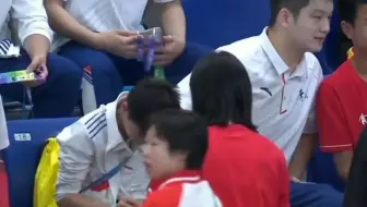 全红婵和樊振东现身全运会跳水看台，两人在疯狂签签签~体型差好萌~