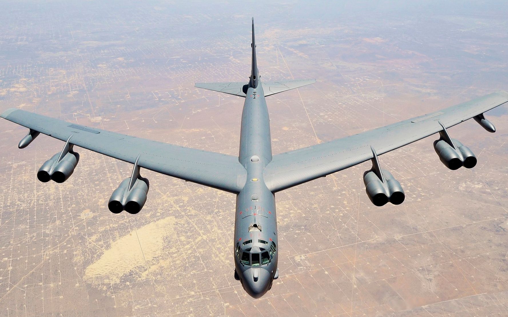 【中英双字】武器装备之美国b-52同温层堡垒战略轰炸机