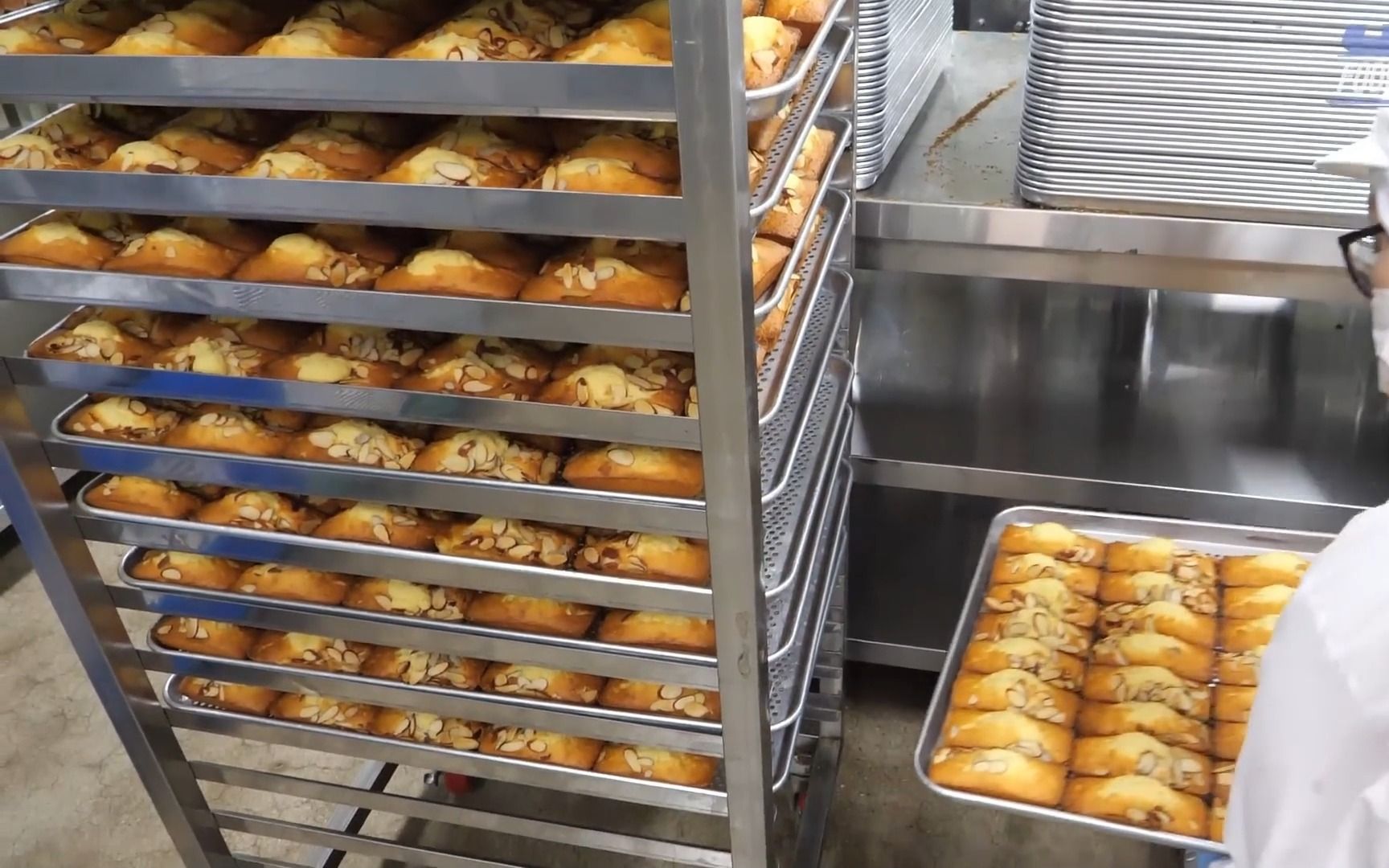 引起极度舒适!每天生产80,000个迷你杏仁蛋糕的工厂流水线