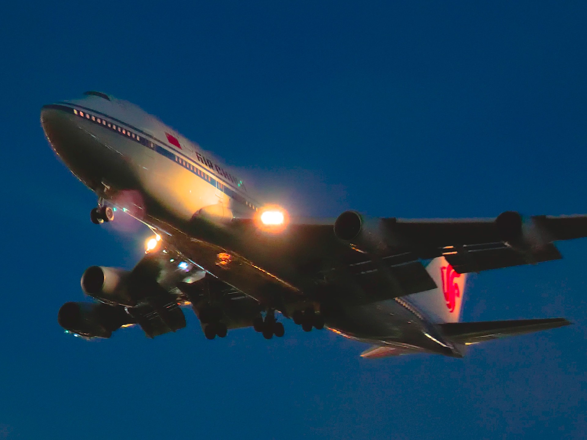 国航波音747夜晚霸气降落首都机场