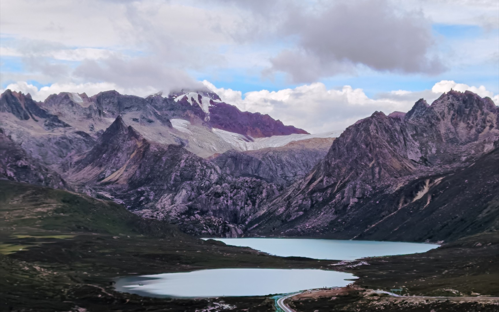 刚翻过海子山映入眼帘的就是这座类似于魔幻世界中的山